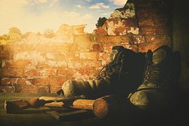 Stilleben mit ausgedienten Arbeitsstiefeln in der Scheune von Helga Blanke