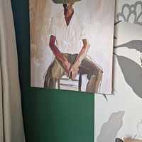 Photo de nos clients: L'homme au chapeau vert : Tranquillité et mystère par Agnita Langeveld, sur ArtFrame