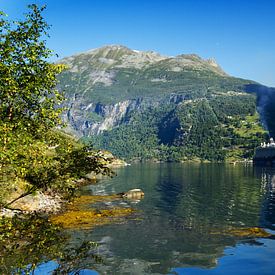 Geirangerfjord mit  Kreuzfahrtschiff "Mein Schiff" von Anja B. Schäfer