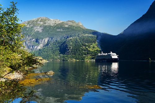 Geirangerfjord mit  Kreuzfahrtschiff "Mein Schiff"