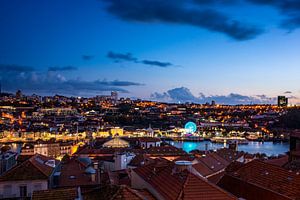 Skyline van Porto bij zonsondergang van Evelien Oerlemans