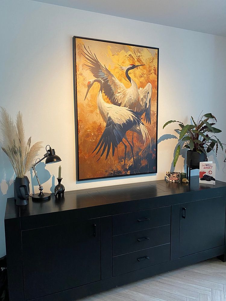 Zwei Kraniche tanzen in Gold  von Digitale Schilderijen 