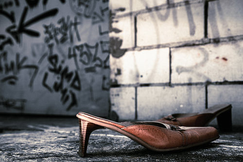 Damenschuhe vor einer Graffitywand