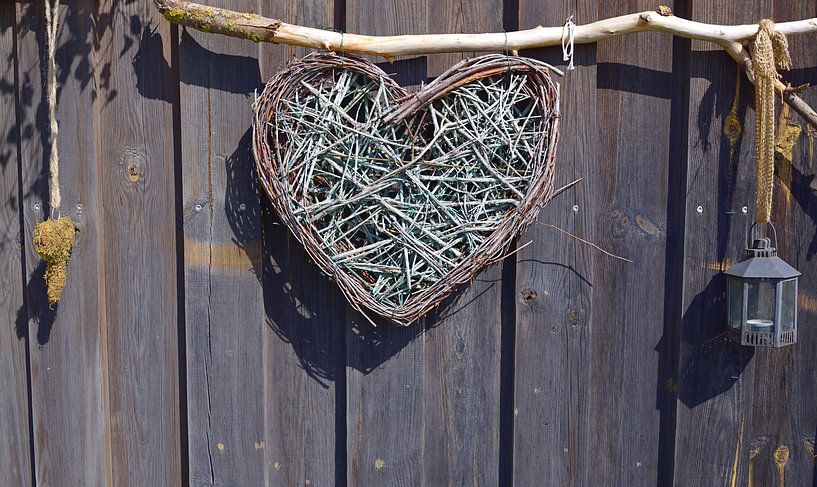 Ein rustikales Herz vor einer Wand aus Holz von Ulrike Leone