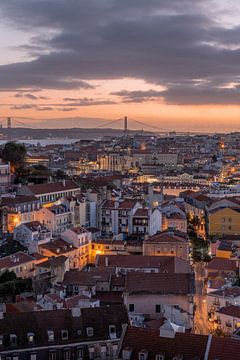 Zonsondergang in Lissabon (langwerpig) van Michiel Dros