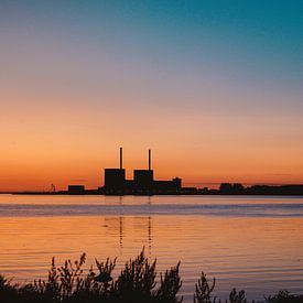 Zonsondergang bij een fabriek van Robin van Steen