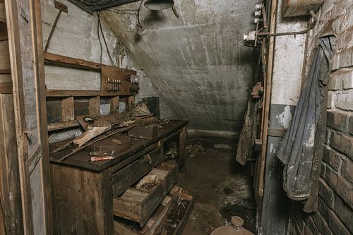 Een vervallen werkbank uit de oorlogstijd.