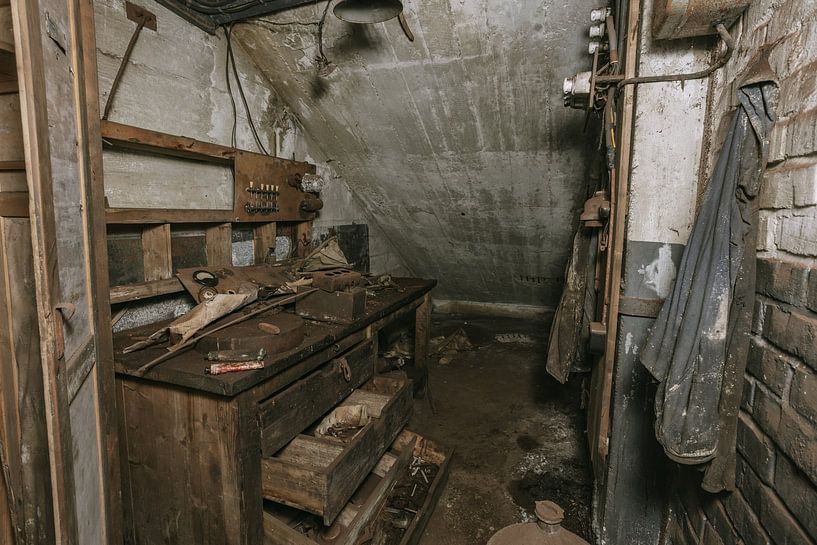 A dilapidated wartime workbench. by Het Onbekende