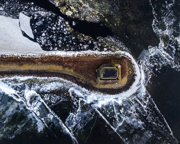 Pier umgeben von brechendem Eis aus der Luft von Ewold Kooistra