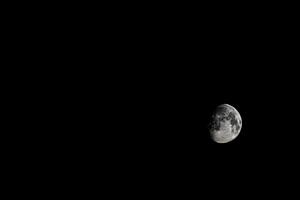 La belle lune dans la nuit noire.