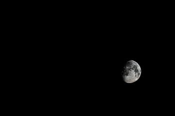 De mooie maan in de donkere nacht. van Marcel Derweduwen