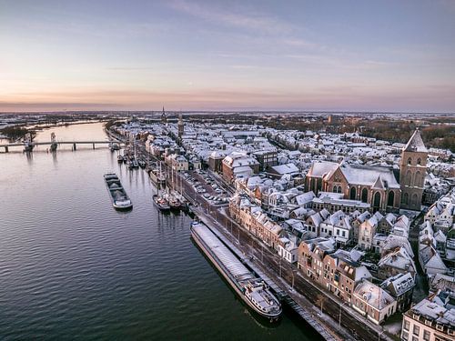 Kampen aan de IJssel tijdens een koude winter zonsopgang