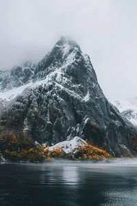 Schneegipfel im Herbst