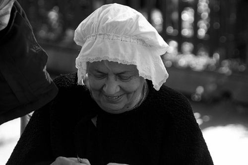 dame in klederdracht 