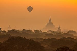 Heißluftballons über Bagan in Myanmar