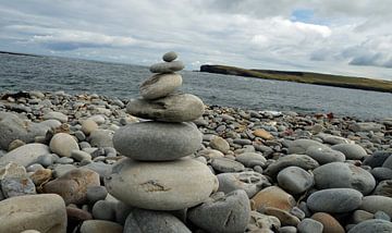 Kilkee Beach est une plage de pierres située dans le village de Kilkee.