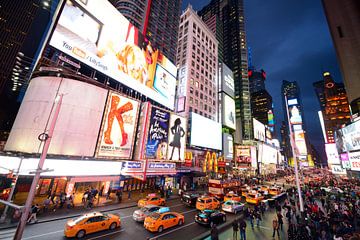 Times Square in New York in de avond met taxi's van Merijn van der Vliet