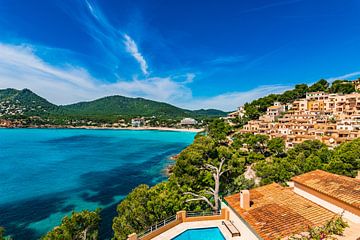 Mooi zicht op de baai van de Canyamelkust op het eiland Mallorca, Spanje Middellandse Zee van Alex Winter