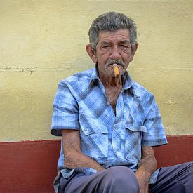 Havana rokende man in Trinidad von Merijn Koster