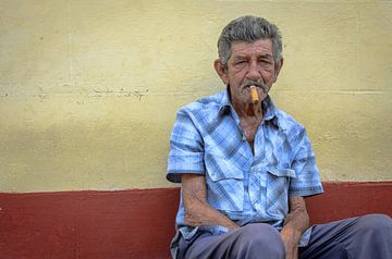 Havana rokende man in Trinidad