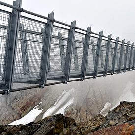 Mysterieuse brug in de wolken of nevel, bergen Canada van Jutta Klassen