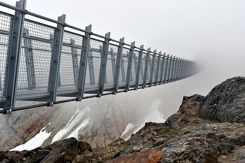 Mysterieuse brug in de wolken of nevel, bergen Canada