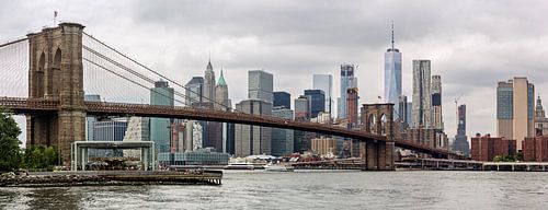 Panorama der Skyline von Lower Manhattan und der Brooklyn Bridge, NYC, USA von PhotoCluster