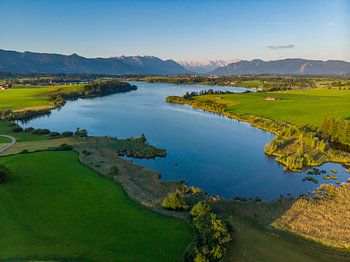 Luftbild vom Riegsee mit den Alpen im Hintergrund