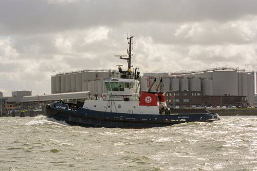 Sleepboot Furie varend in de haven van Rotterdam