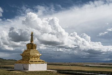 Stupa in the Tibetan grasslands of Sichuan by Photolovers reisfotografie
