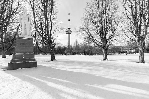 Het standbeeld van Tollens in een besneeuwd Park bij de Euromast