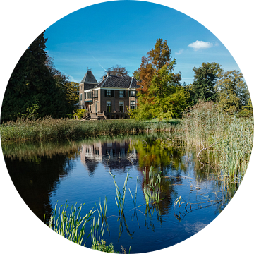 Staand panorama van Huis Boekesteyn met vijver in 's-Graveland, Nederland