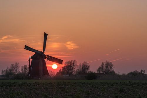 Oranje zon bij molen