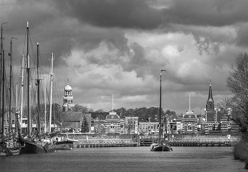Tijdloos Nederlands havenbeeld – klassieke schepen en oude architectuur