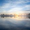 Wolken weerspiegeling bij zonsopkomst van Karla Leeftink
