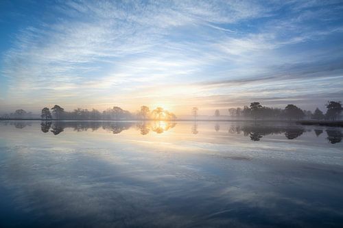 Wolken weerspiegeling bij zonsopkomst