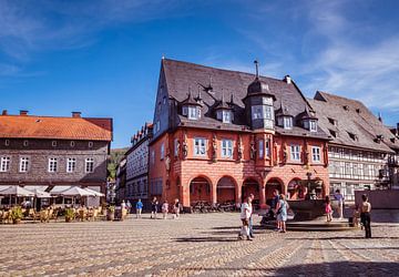 Rathaus mit Marktplatz von Goslar im Harz von Animaflora PicsStock
