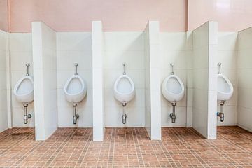 Urinoirs bij de mannen toilet