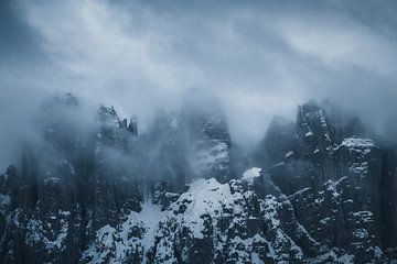 Mistige bergtoppen in de Dolomieten, Italië op een stille ochtend van Dylan Shu Photography