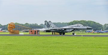 Slowaakse MIG-29 met remparachute. van Jaap van den Berg