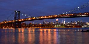 Williamsburg Bridge in New York mit Skyline von Midtown Manhattan, Panorama von Merijn van der Vliet