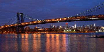Williamsburg Bridge in New York met Midtown Manhattan skyline, panorama