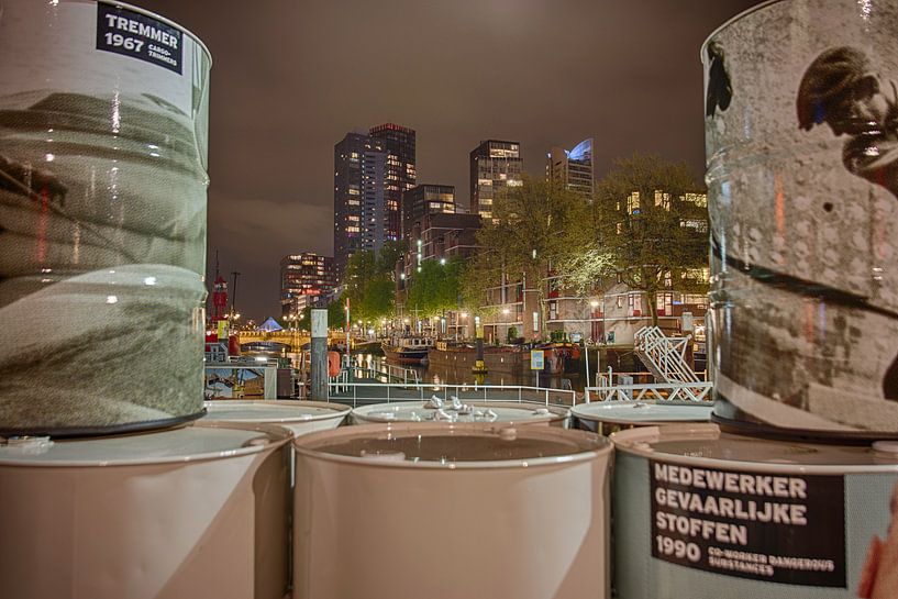 Rotterdam bij nacht by Dick van der Wilt