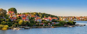 Chalets suédois rouges à l'heure d'or