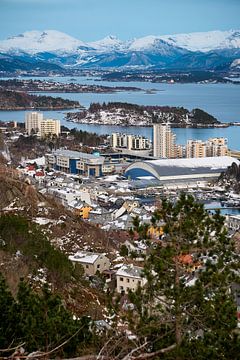 Overzicht over Ålesund met de Sunnmøre Alps in de achtergrond, Noorwegen van qtx