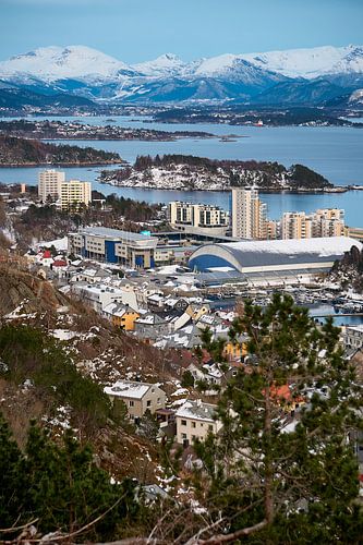 Overzicht over Ålesund met de Sunnmøre Alps in de achtergrond, Noorwegen
