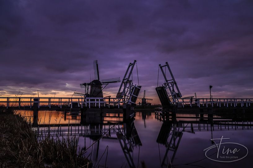 Die offene Zugbrücke bei Kinderdijk von Tina Linssen