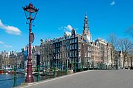 Stadsgezicht van Amsterdam met de Zuiderkerk in Nederland van Eye on You thumbnail