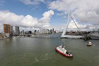 Skyline van Rotterdam met sleepboot op de voorgrond van W J Kok thumbnail