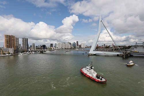 Skyline de Rotterdam avec un remorqueur au premier plan